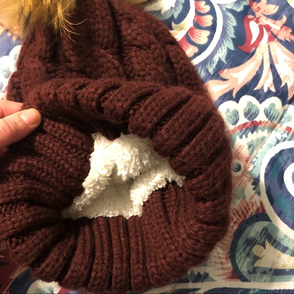 RiscaWin • Detachable Faux Fur Pom Beanie - Picture 4 of 8